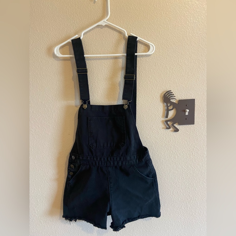 Black overall-shorts (shortalls)